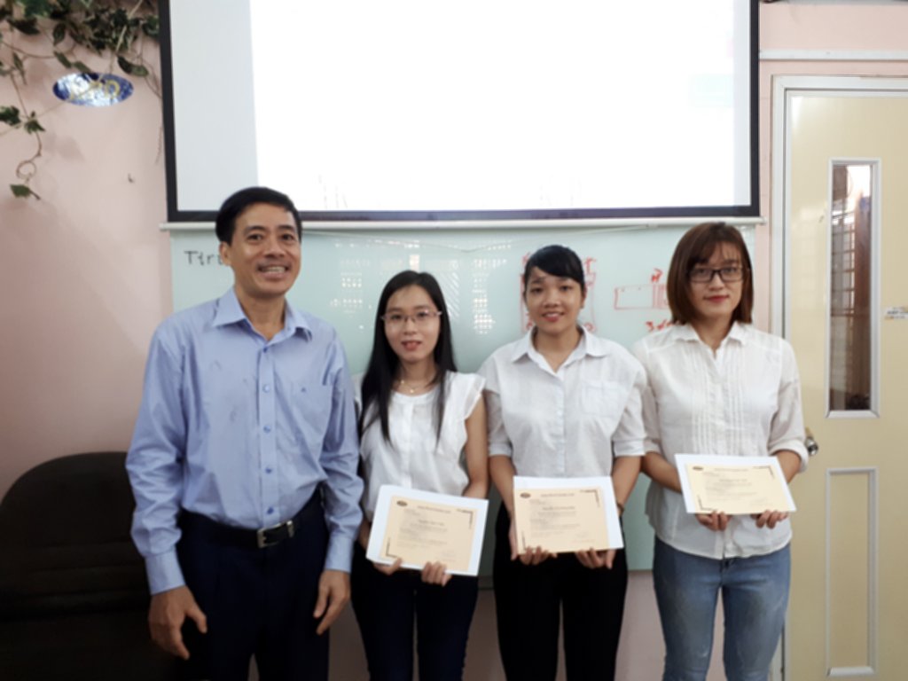 Ảnh phát Giấy chứng nhận cuối khóa học Revit tháng 10 năm 2018