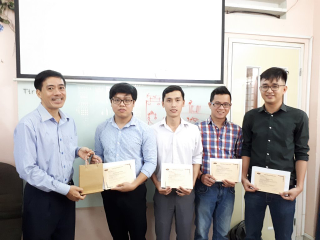 Ảnh phát Giấy chứng nhận cuối khóa học Revit tháng 10 năm 2018