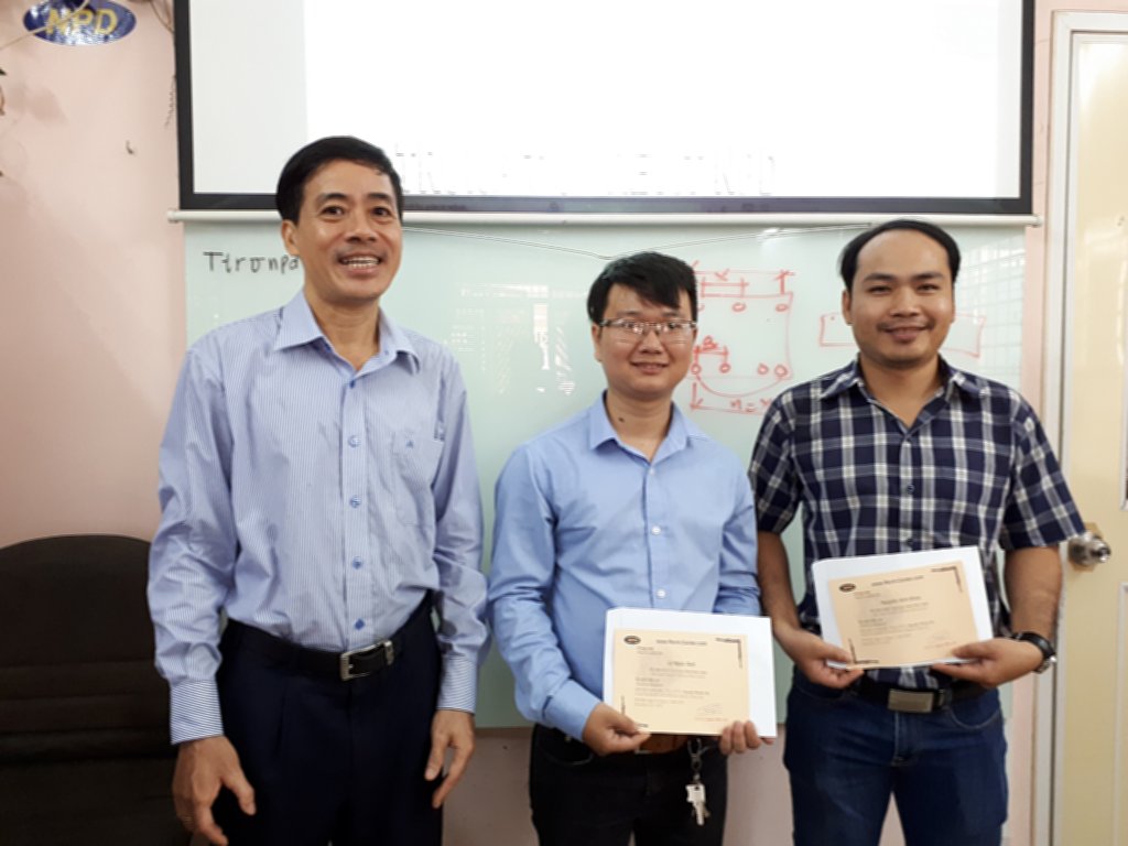 Ảnh phát Giấy chứng nhận cuối khóa học Revit tháng 10 năm 2018