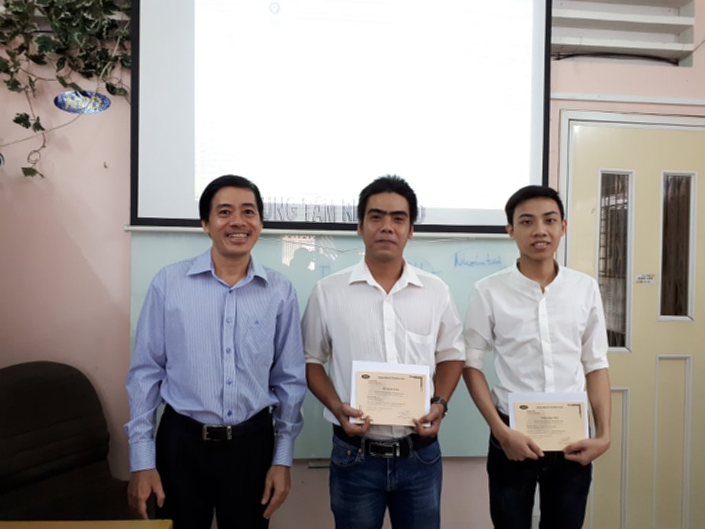 Ảnh phát Giấy chứng nhận cuối khóa học Revit tháng 8 năm 2018