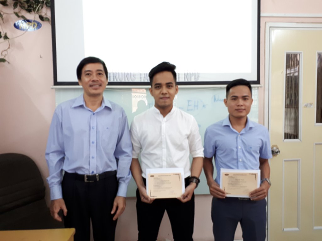 Ảnh phát Giấy chứng nhận cuối khóa học Revit tháng 8 năm 2018