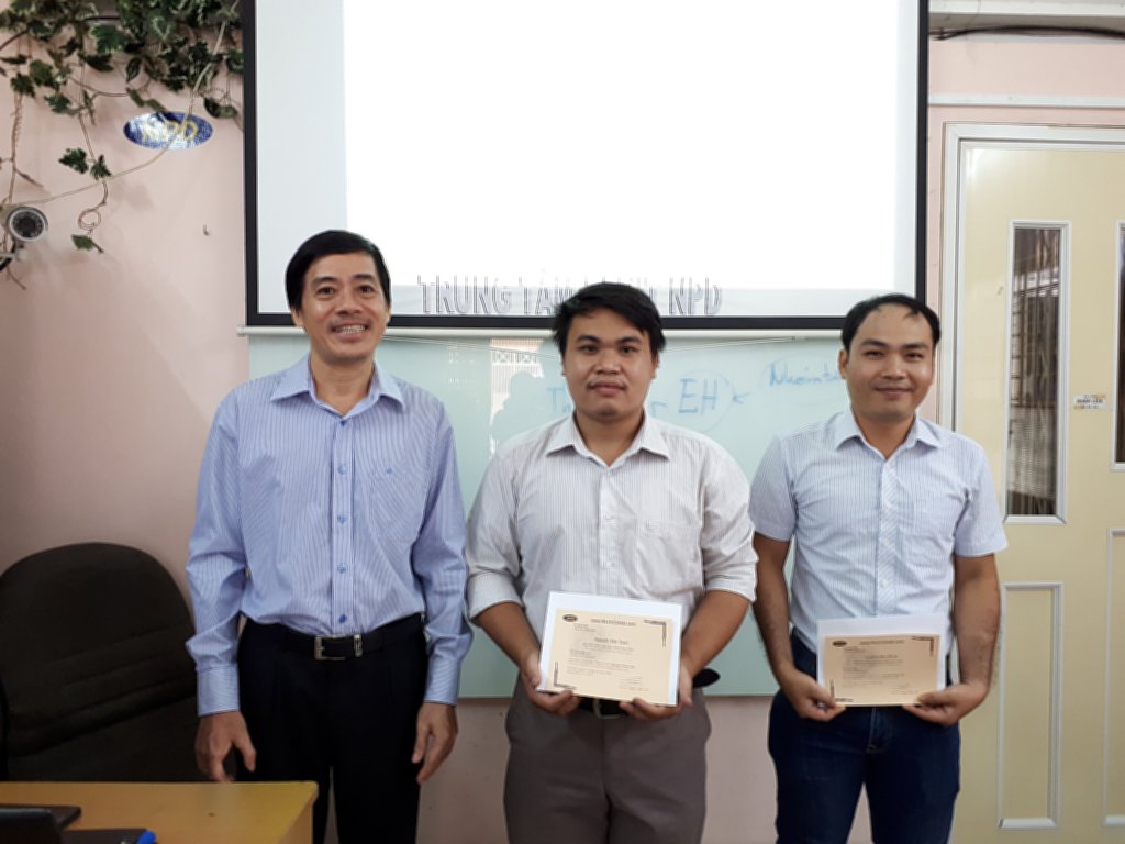 Ảnh phát Giấy chứng nhận cuối khóa học Revit tháng 8 năm 2018