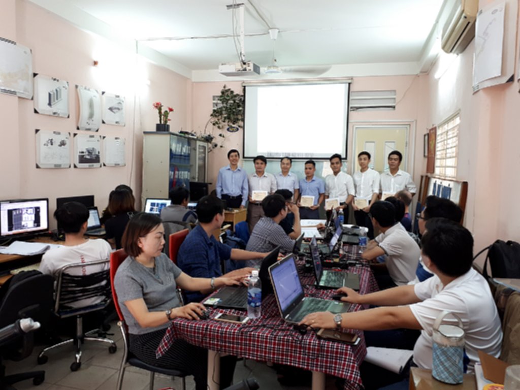 Ảnh phát Giấy chứng nhận cuối khóa học Revit tháng 8 năm 2018