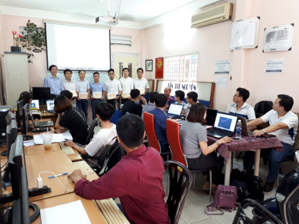 Ảnh phát Giấy chứng nhận cuối khóa học Revit tháng 8 năm 2018