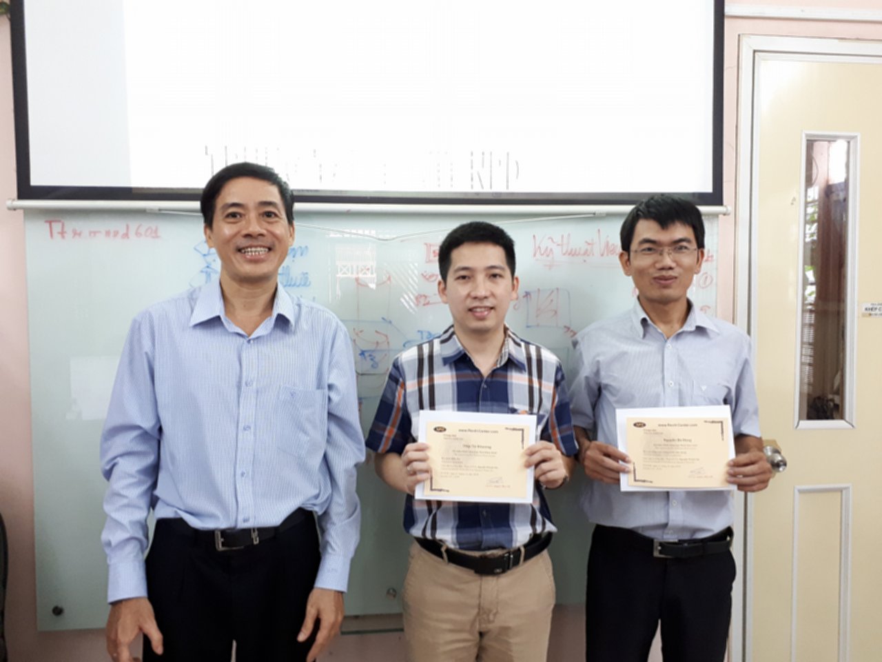 Ảnh phát Giấy chứng nhận cuối khóa học Revit tháng 9 năm 2018