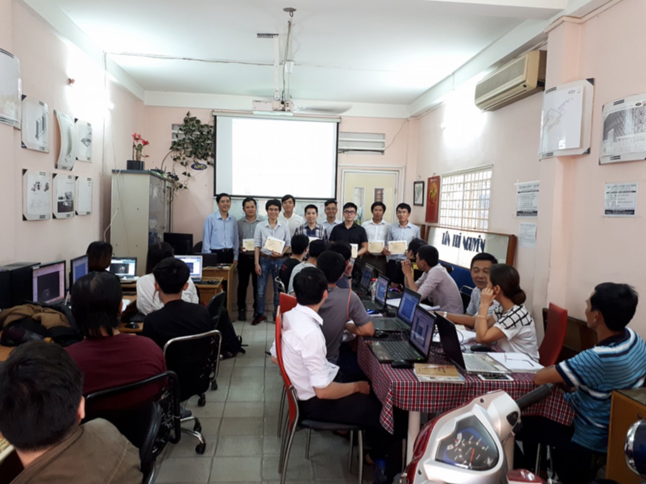 Ảnh phát Giấy chứng nhận cuối khóa học Revit tháng 9 năm 2018