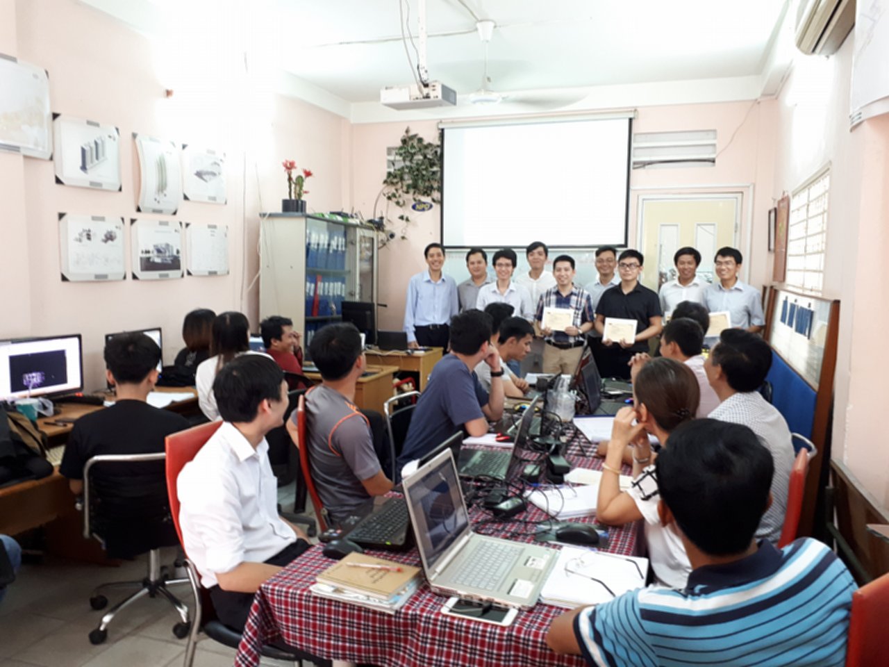 Ảnh phát Giấy chứng nhận cuối khóa học Revit tháng 9 năm 2018