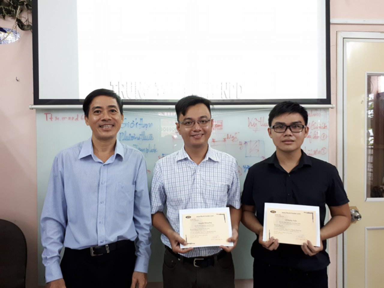 Ảnh phát Giấy chứng nhận cuối khóa học Revit tháng 9 năm 2018