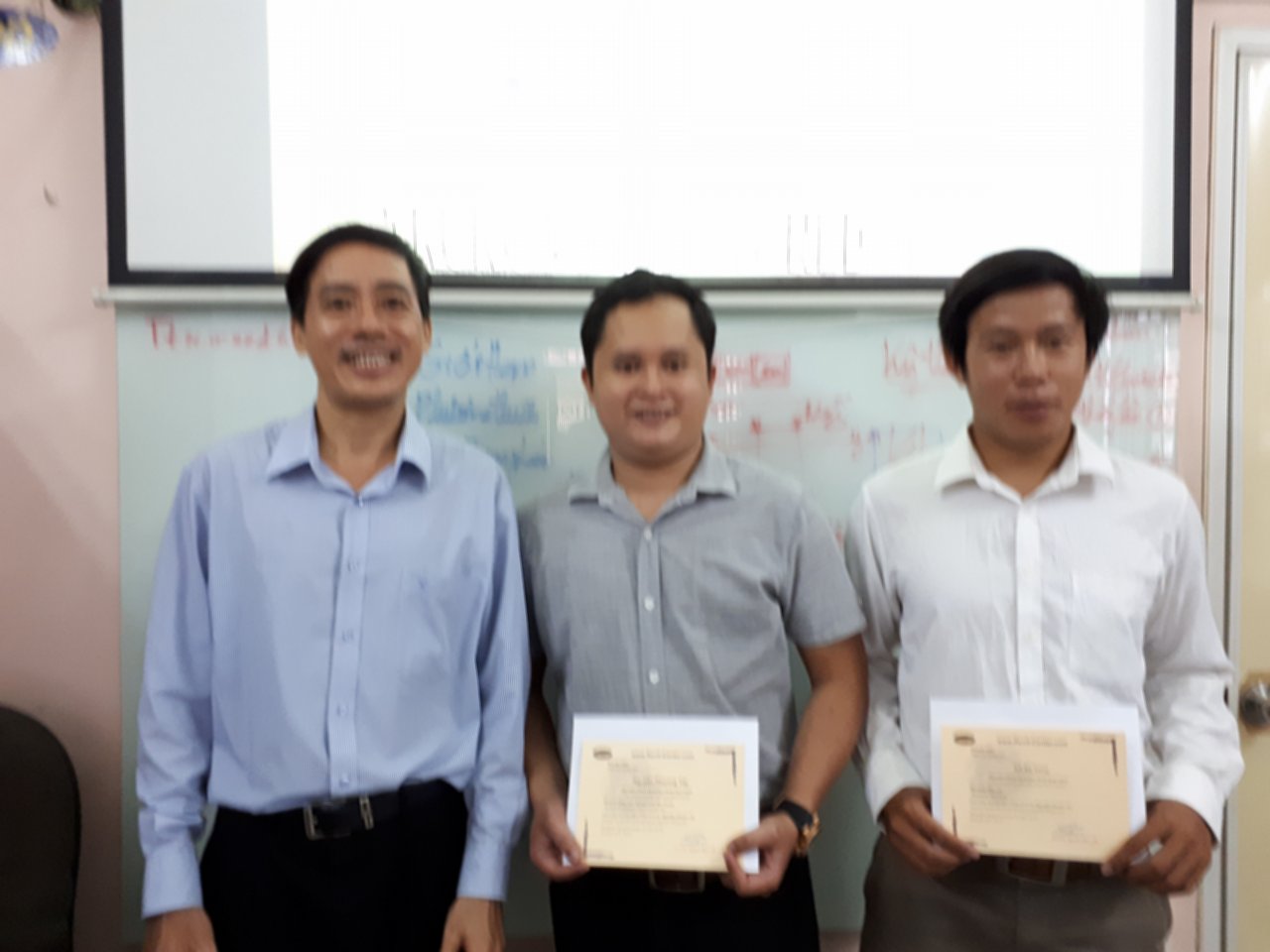 Ảnh phát Giấy chứng nhận cuối khóa học Revit tháng 9 năm 2018