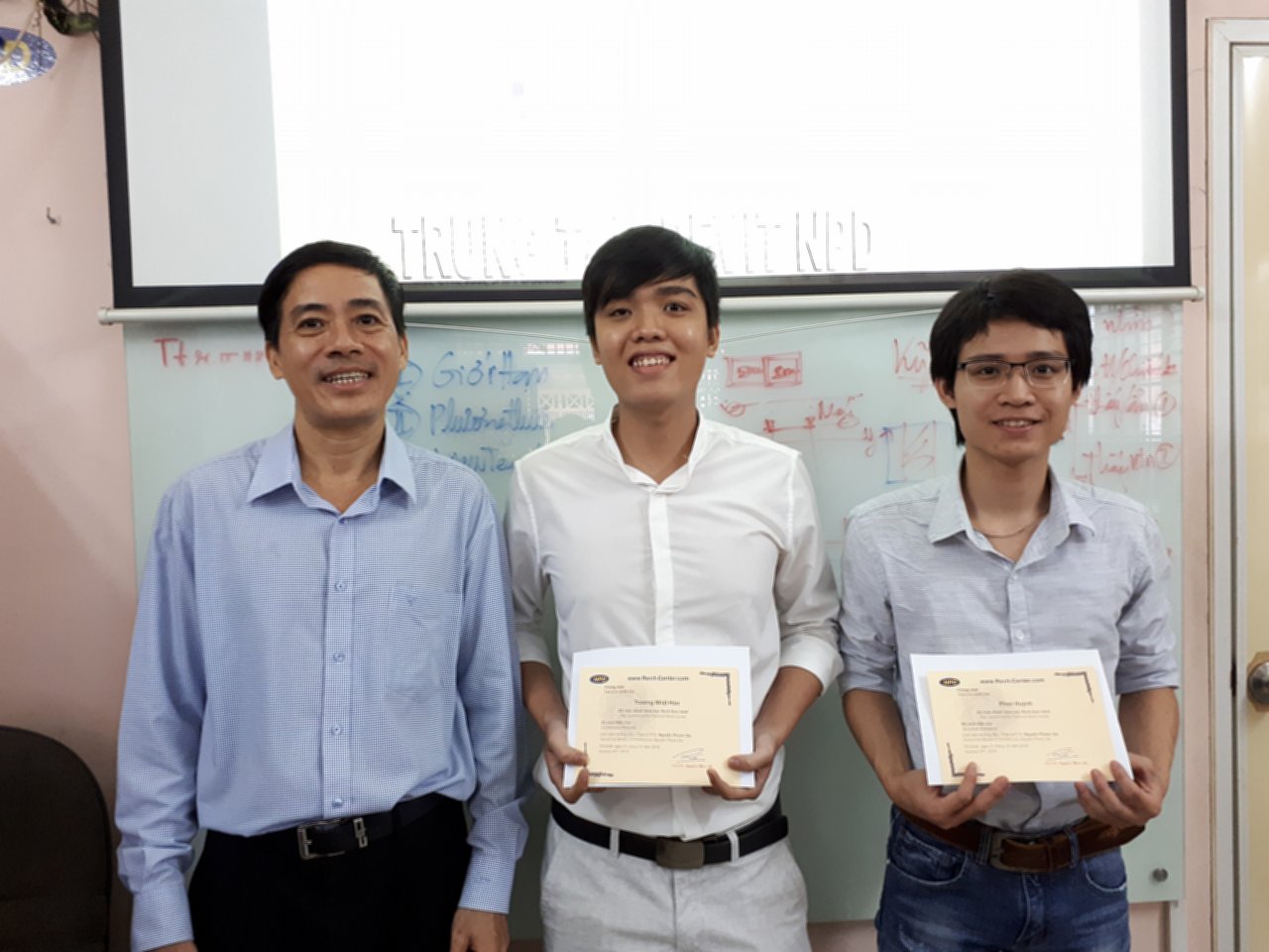 Ảnh phát Giấy chứng nhận cuối khóa học Revit tháng 9 năm 2018