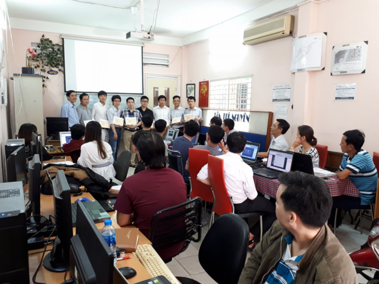 Ảnh phát Giấy chứng nhận cuối khóa học Revit tháng 9 năm 2018