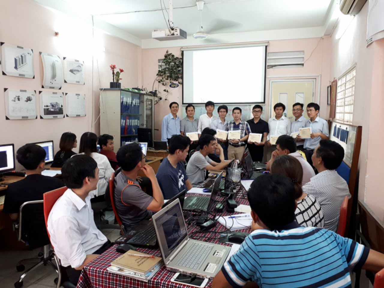 Ảnh phát Giấy chứng nhận cuối khóa học Revit tháng 9 năm 2018