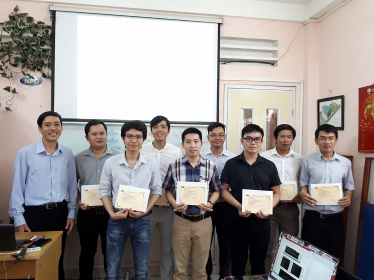 Ảnh phát Giấy chứng nhận cuối khóa học Revit tháng 9 năm 2018