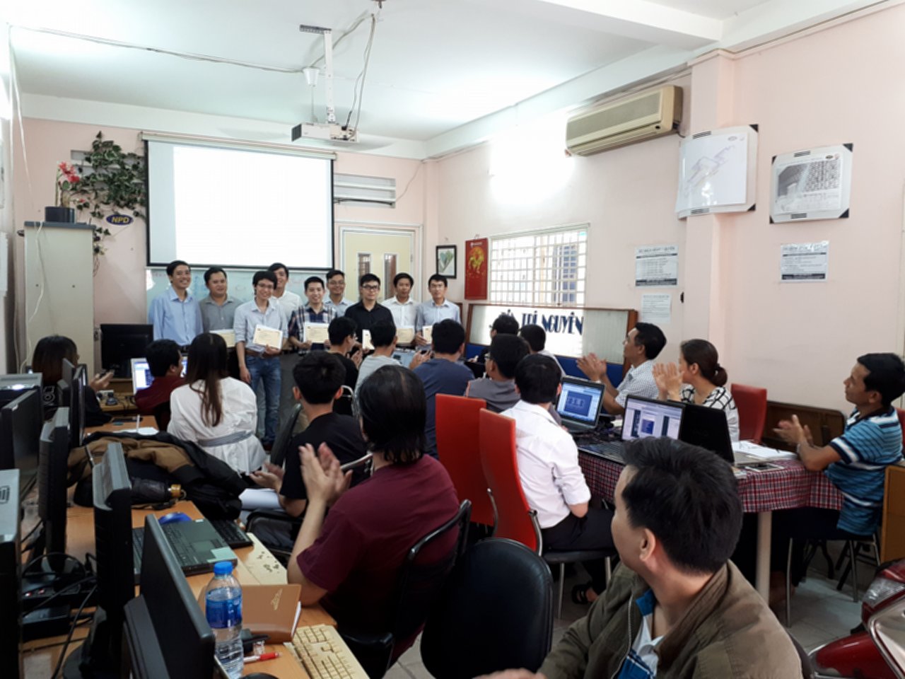 Ảnh phát Giấy chứng nhận cuối khóa học Revit tháng 9 năm 2018